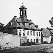 Weg "Am Weißeritzmühlgraben" mit Herrenhaus der Pulvermühle, stadtwärts gesehen um 1910
