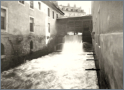 Das 1937 von der Kanalgassse aus aufgenommene Foto zeigt den Mühlgraben mit geöffneter Wehranlage (Durchflussmenge ca. 3000 l/s.) flussaufwärts in Richtung Annenkirche, links die Hofmühle, rechts die BäckermühleStadtplanungsamt Dresden/Bildstelle.