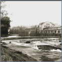 Weißeritzmühlgraben, Walkmühlenwehr im Jahre 1900 in Beton erneuert, nach links Einlauf in den Mühl-graben, Blick flussaufwärts zur Brücke Würzburger Straße, 1937 funktionslos gemacht