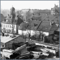 Pulvermühle, Blick aus heutiger Sicht von der Nossener Brücke auf das Herrenhaus und Kohlhaus rechts, davor der Weg "Am Weißeritzmühlgraben", hinten das lange Arbeiterwohnhaus, um 1920